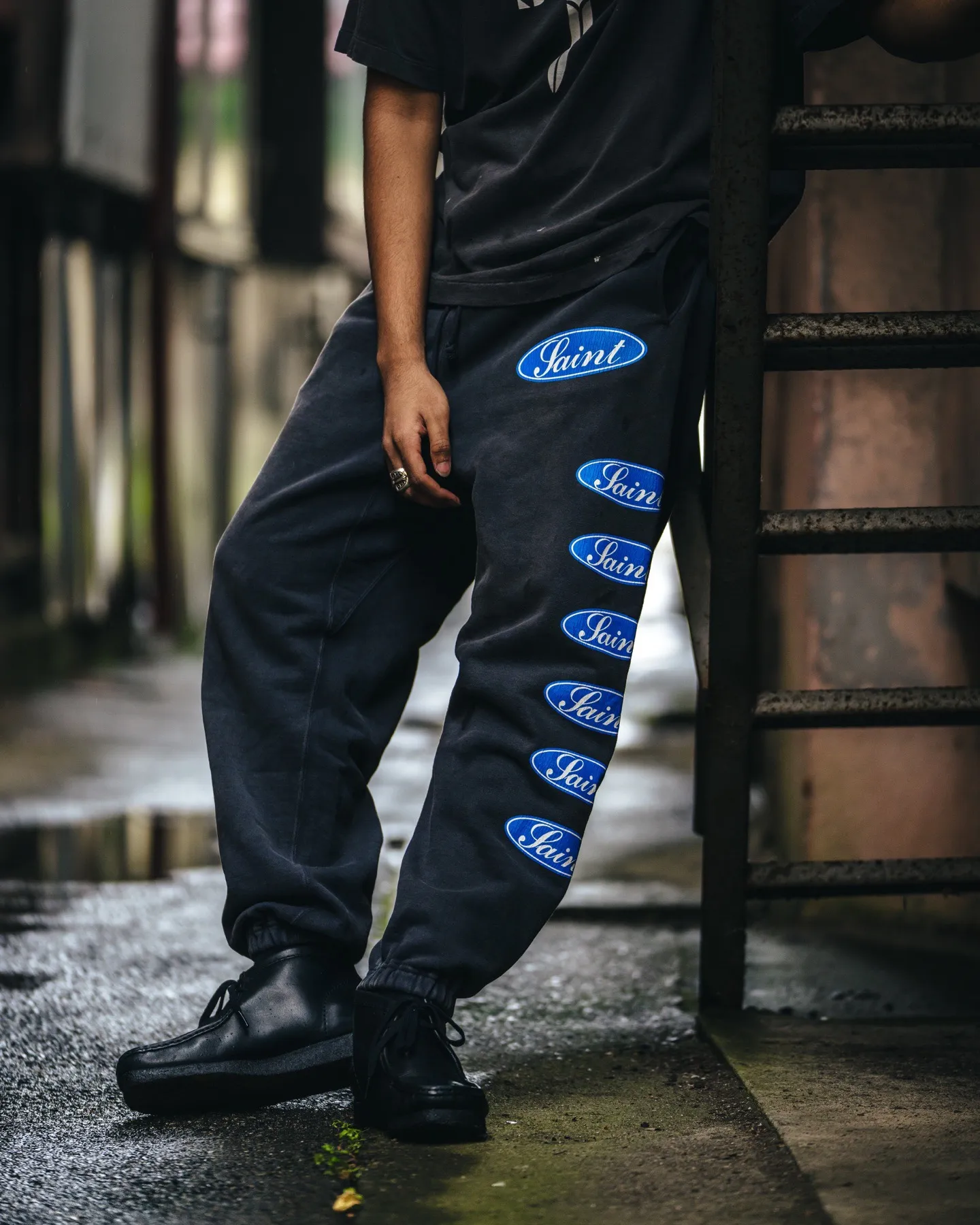 SAINT Mxxxxxx SWEAT PANTS/LOVE AMONG/BLK blue SAINT barrage sweatpants, washed black S-XL, top-notch printing and distressing process, very close to the original distressed feeling, Assute dyeing, whole piece sprayed with horse fade, wormhole destruction treatment, heavy fermentation washing to create NEW VINTAGE texture, factory four-needle and six-thread workmanship, no bone seams, correct main mark, wash mark